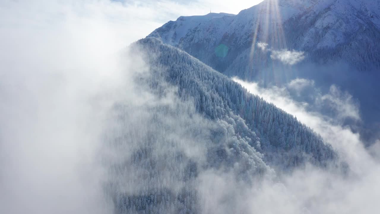 白雪皑皑的布吉山穿过云层，鸟瞰视频素材