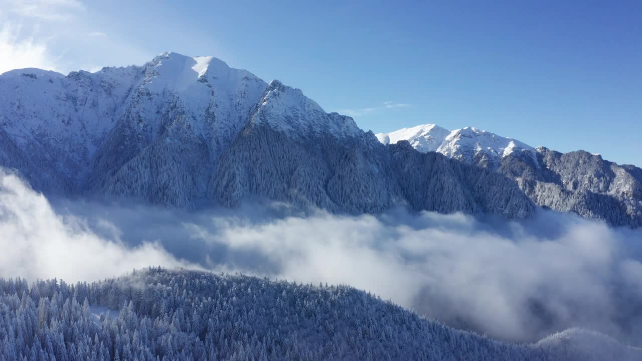 白雪皑皑的布吉山高耸入云，宁静的冬季景观视频素材