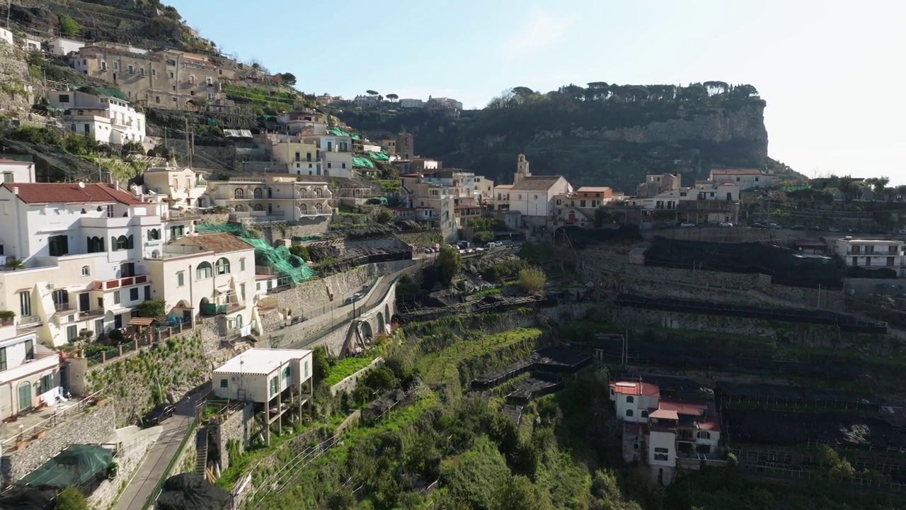 阿马尔菲的Pogerola村，有梯田山坡和建筑物，鸟瞰图视频素材