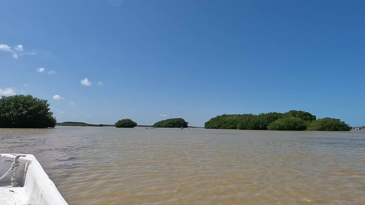 宁静的湖景:船在宁静的水中漂流视频下载