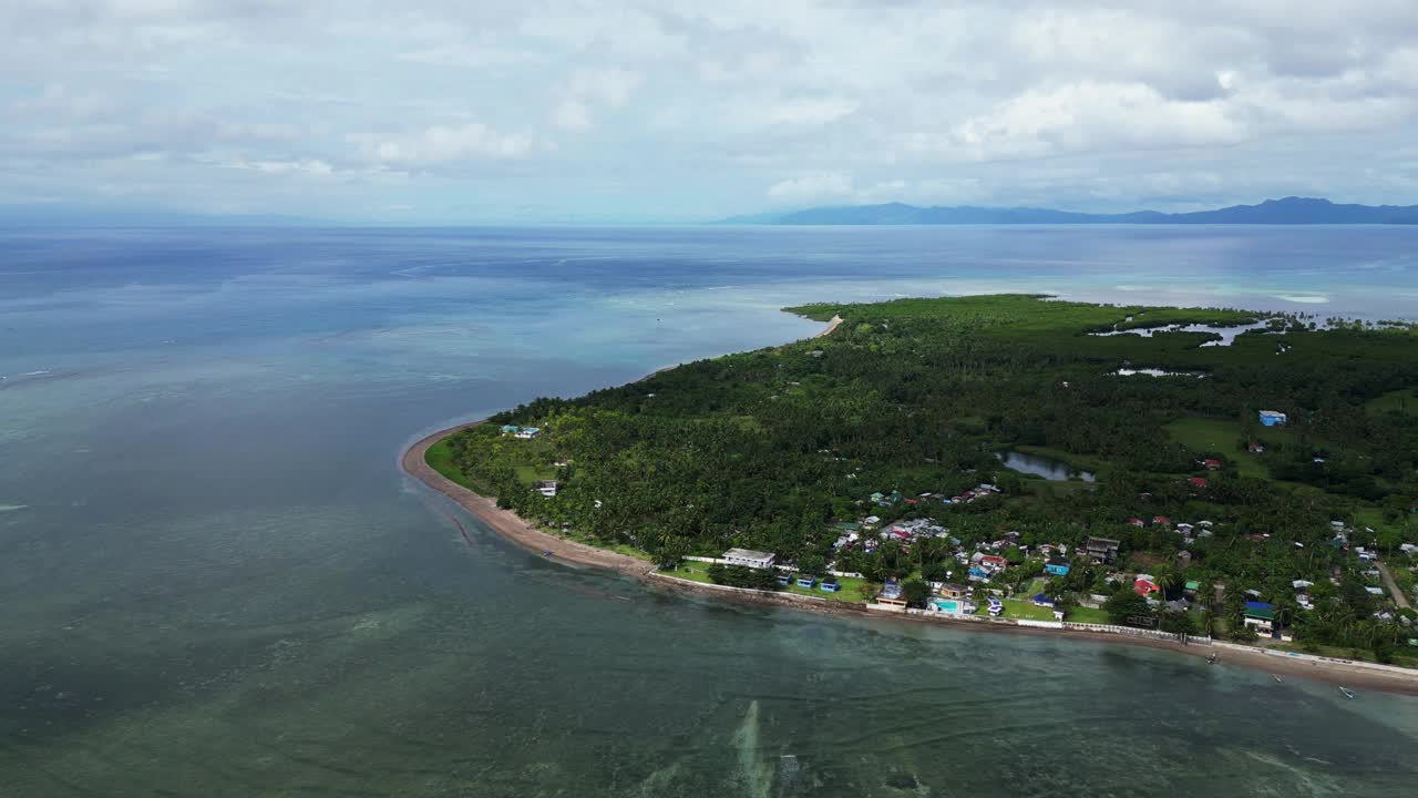 阿戈霍圣安德烈斯海岸线在卡坦多内斯，菲律宾与平静的大海，鸟瞰图视频素材