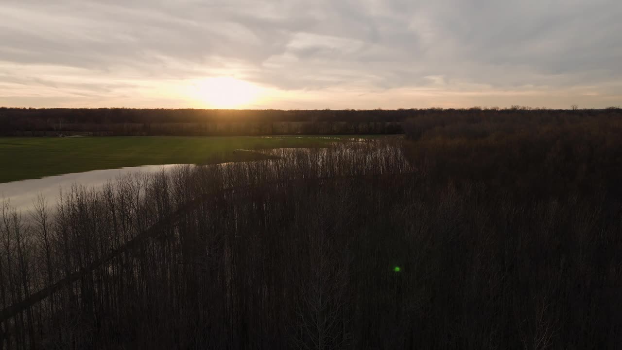 夕阳下的卢沙哈奇公园航拍，宁静的水面和茂密的树木，宁静的景色视频素材