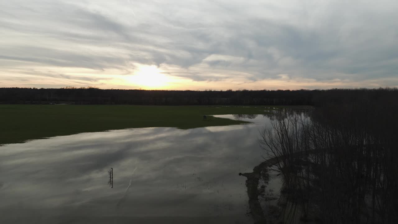 美国田纳西州，卢沙哈奇河上的夕阳和一间小木屋，宁静的景色，航拍视频素材