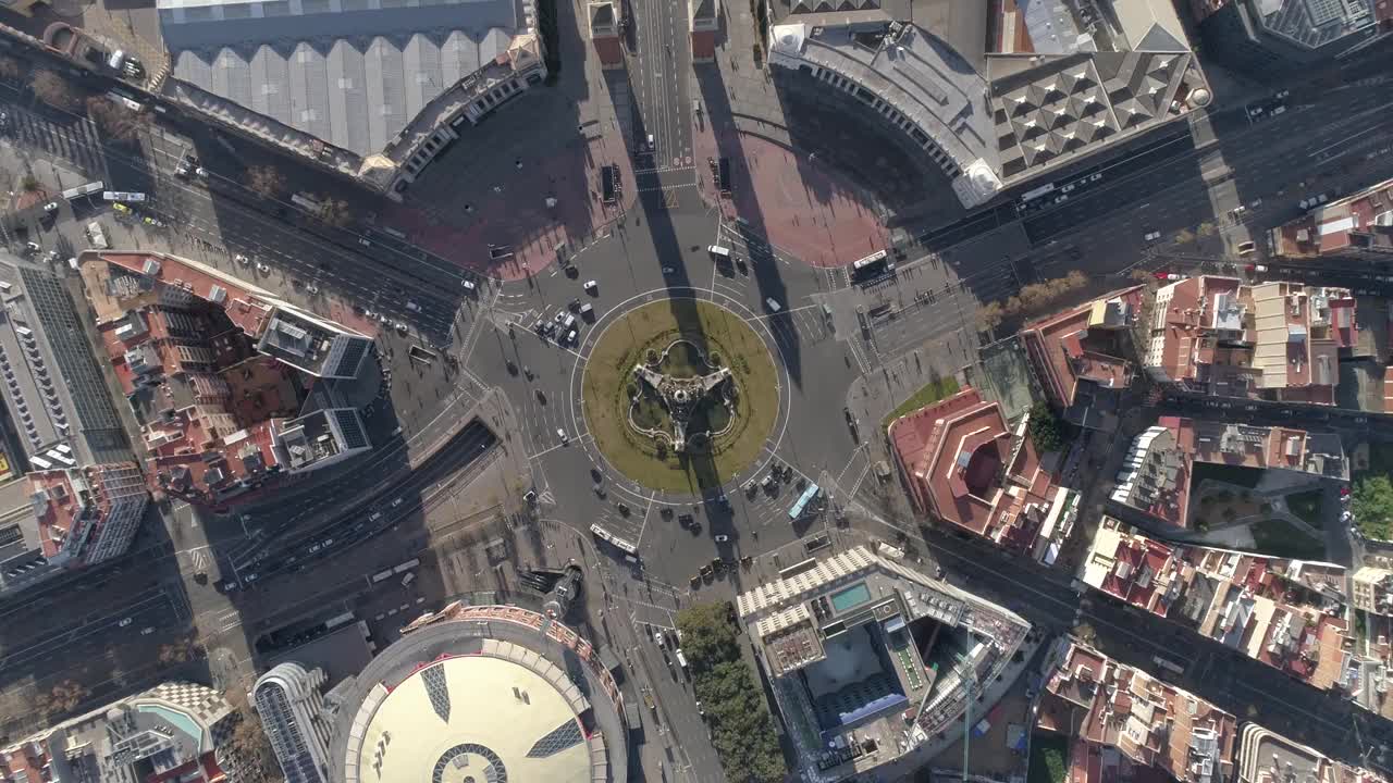 巴塞罗那环岛交通俯视图视频素材