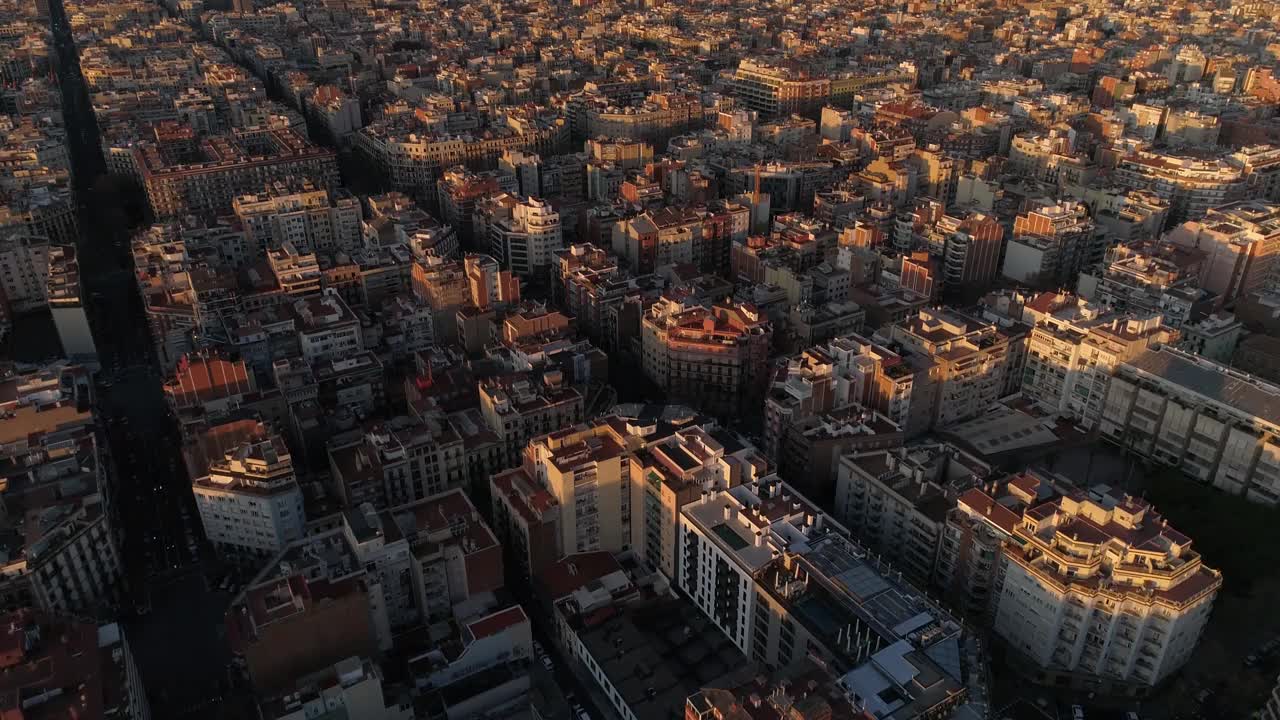 飞越西班牙巴塞罗那的典型建筑视频素材