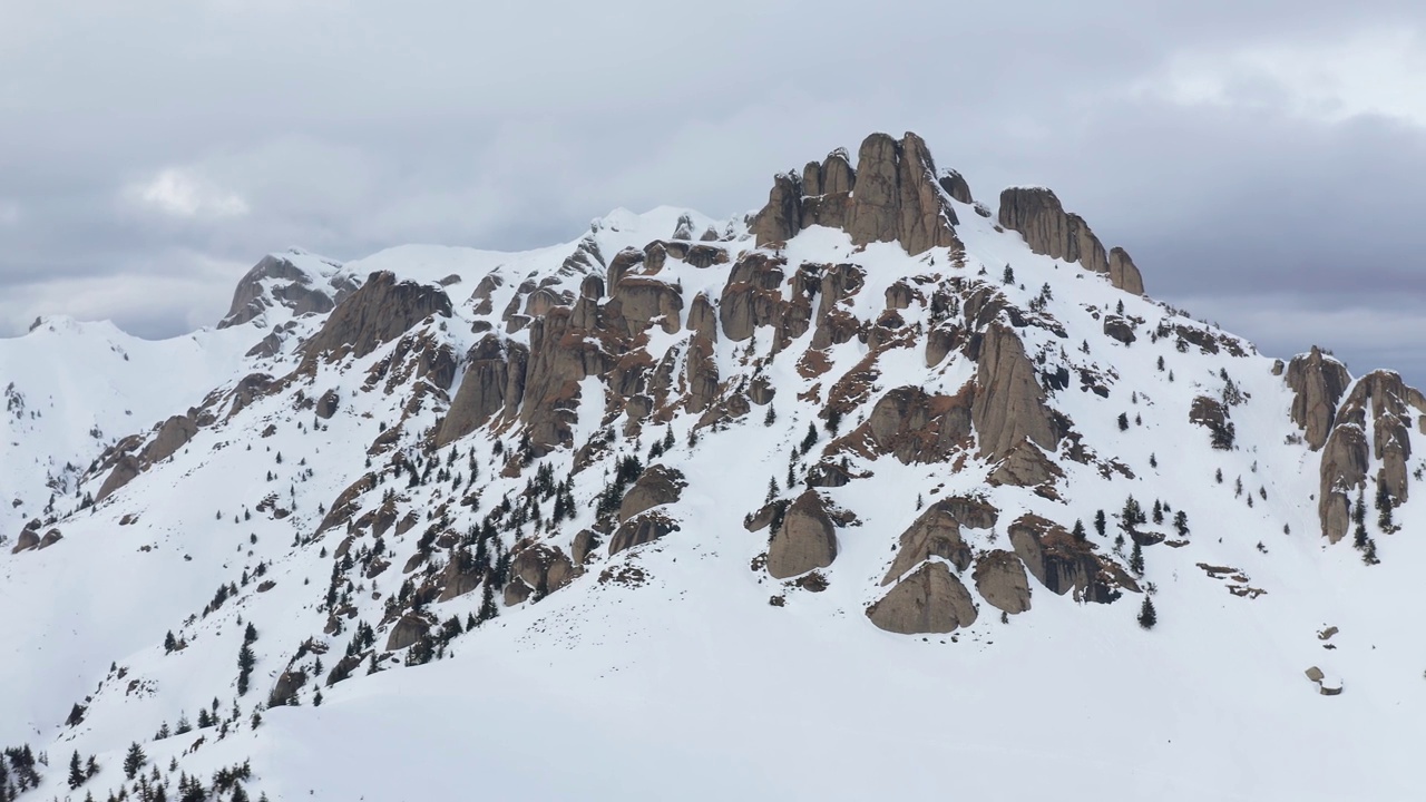 雄伟的雪山山峰在多云的天空，鸟瞰图视频素材