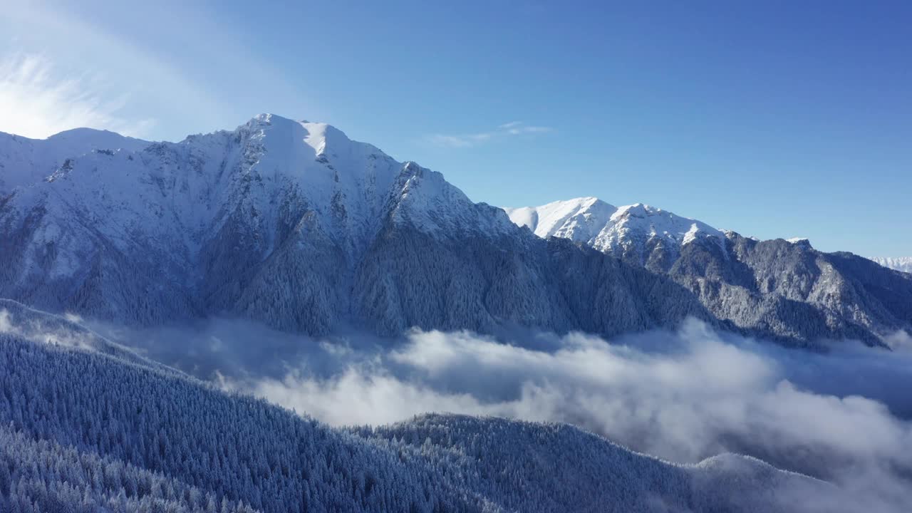 雄伟的布歇山，蓝天下白雪覆盖的布歇峰视频素材