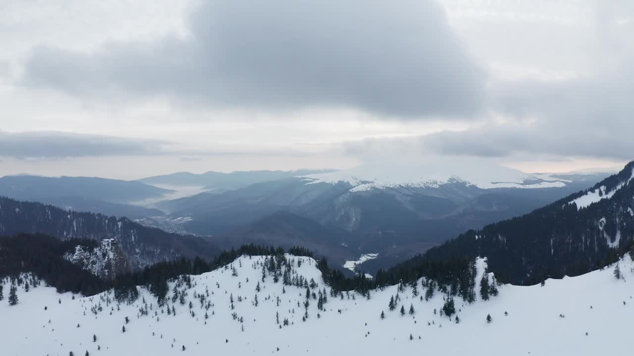 雪山与多云的天空，鸟瞰视频素材