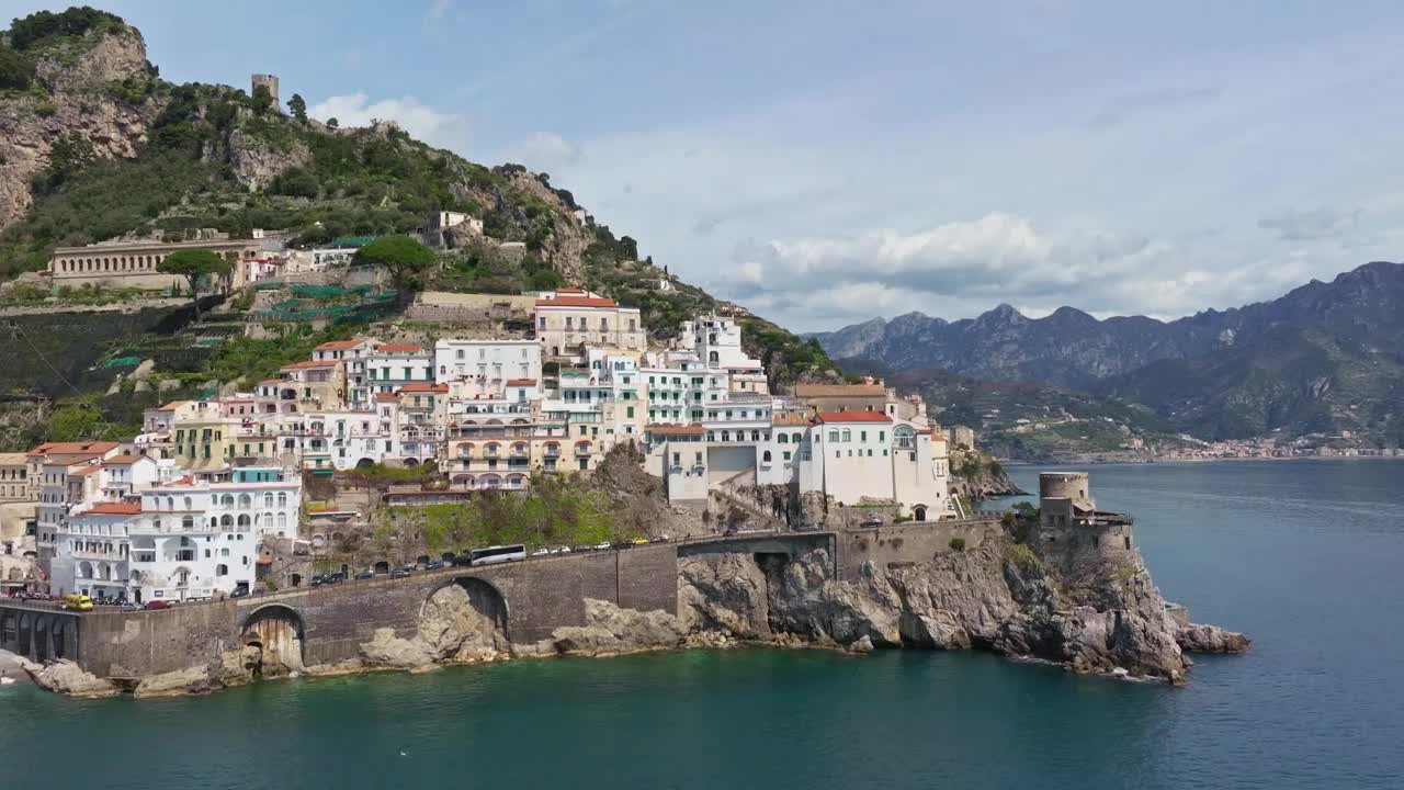 海岸意大利村庄悬崖边，阿马尔菲海岸，晴天，鸟瞰图视频素材