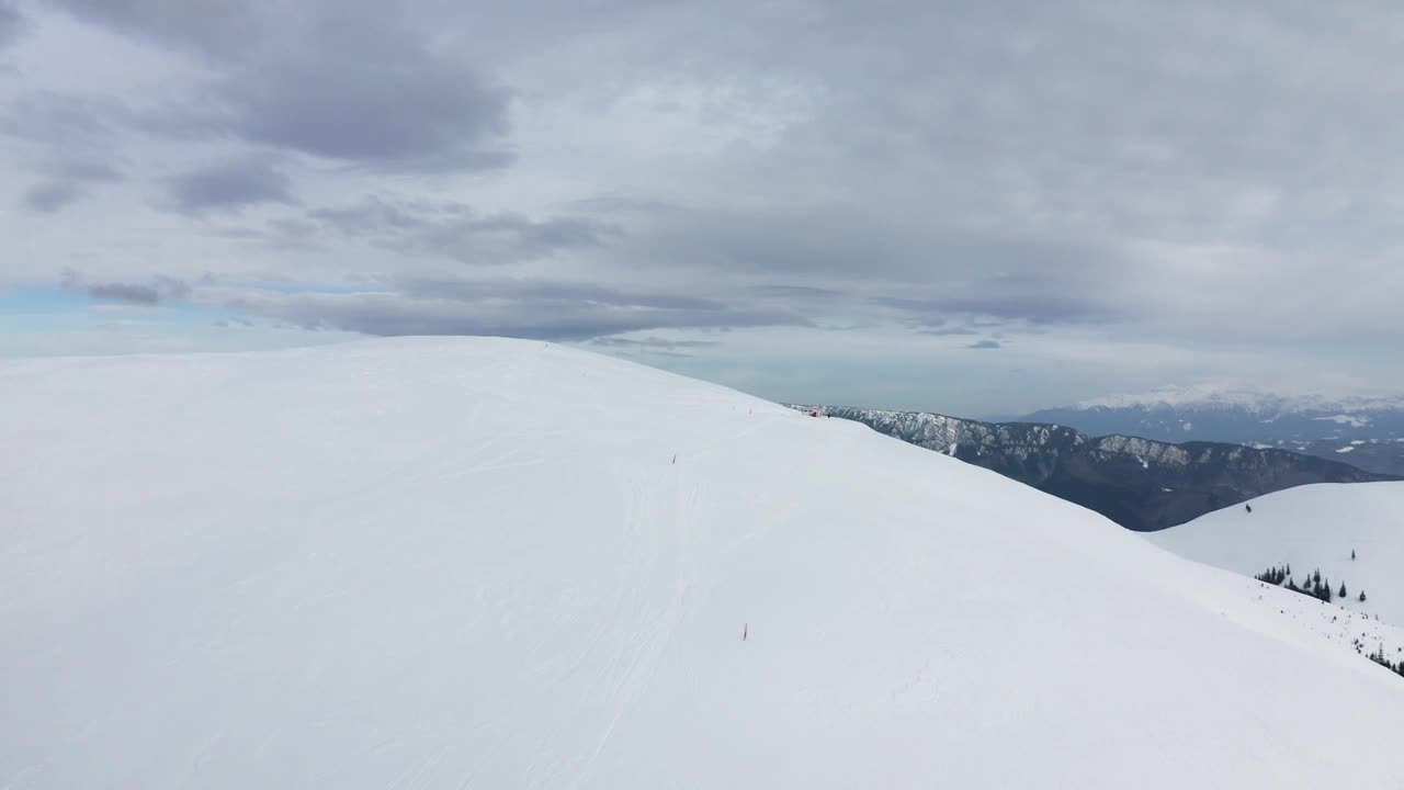 广阔的雪景与Piatra Craiului和伊泽-帕普萨山脉的背景视频素材