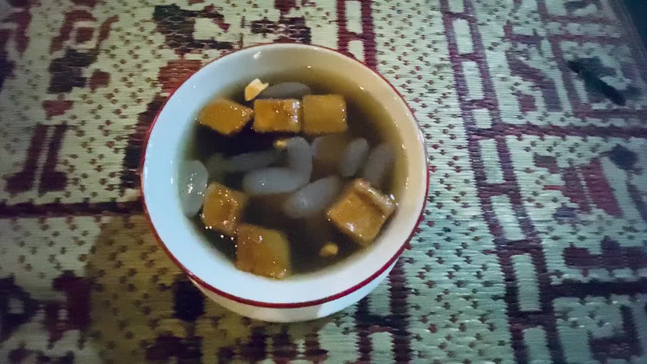 印尼传统饮料“wedang jahe”由姜汁、花生球和棕榈糖组成。视频下载