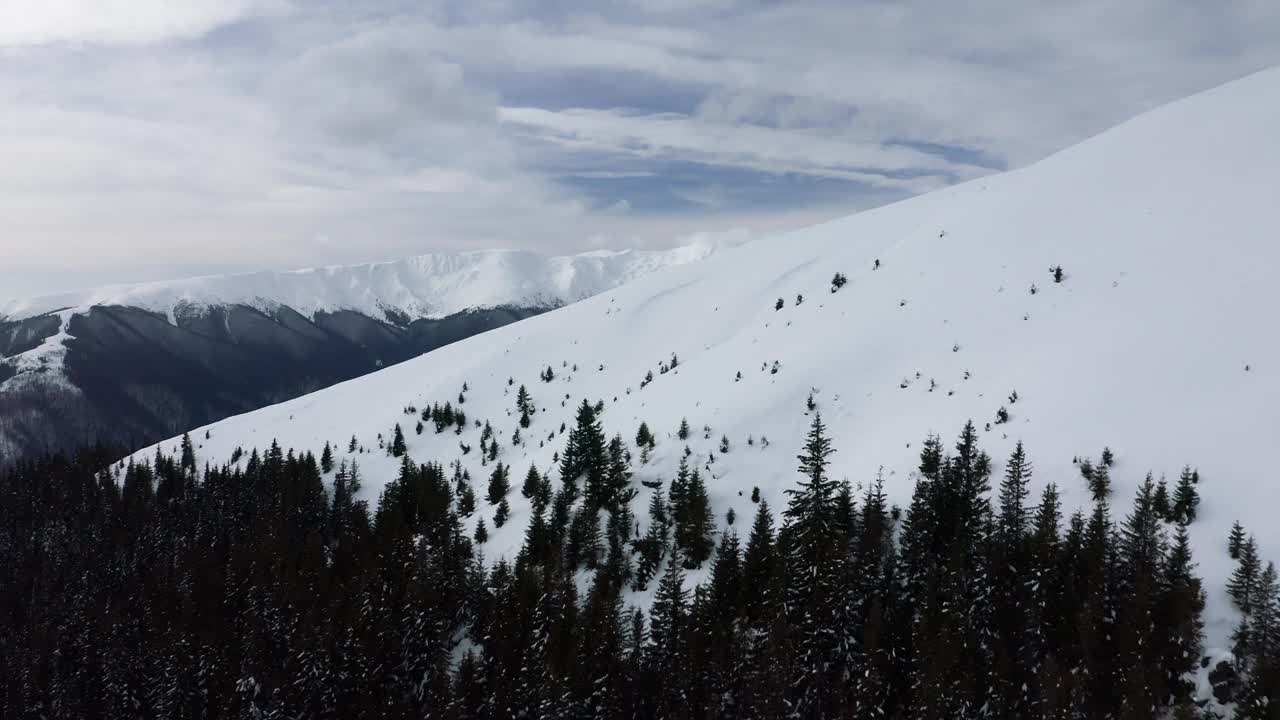 冰雪覆盖的埃泽鲁尔海峰与针叶树在埃泽尔-帕普萨山脉，宁静的冬季景色视频素材