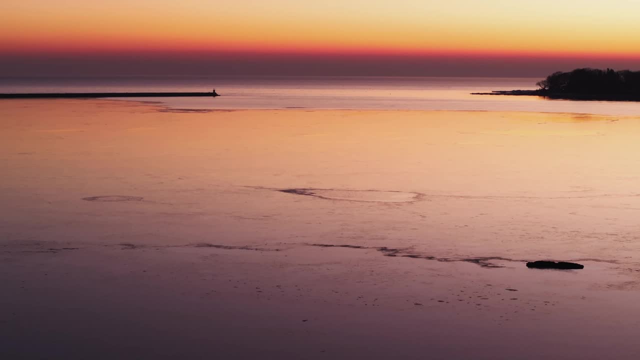 科尔伯恩港宁静的日落，倒影在平静的水面上，码头的轮廓清晰可见视频素材