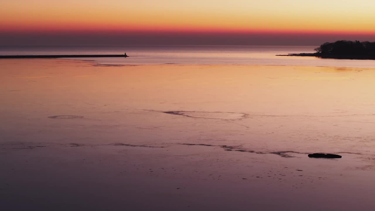 科尔伯恩港宁静的日落，平静的海水和充满活力的天空，宁静的景色视频素材