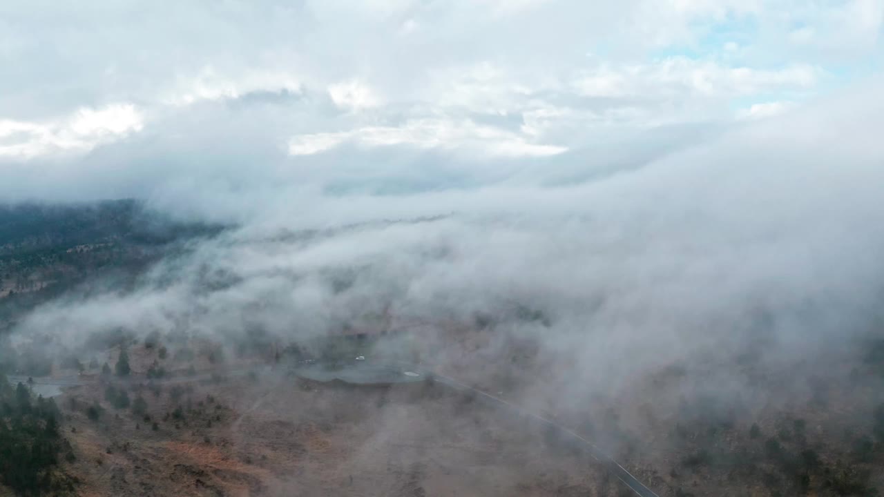 黎明时分云雾缭绕，鸟瞰图视频素材