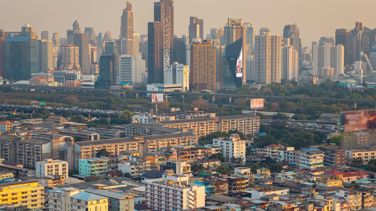 鸟瞰图延时或超延时:曼谷城市交通在道路上的交通运输。视频素材