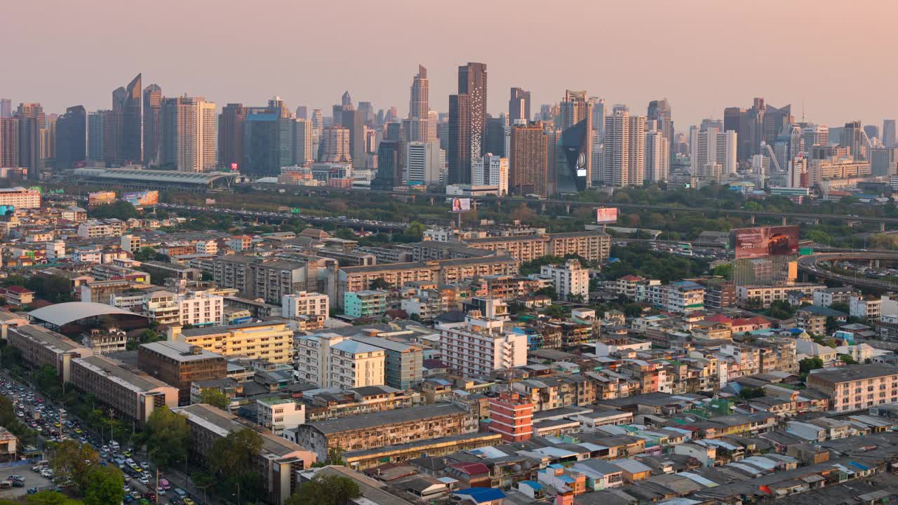 鸟瞰图延时或超延时:曼谷城市交通在道路上的交通运输。视频素材