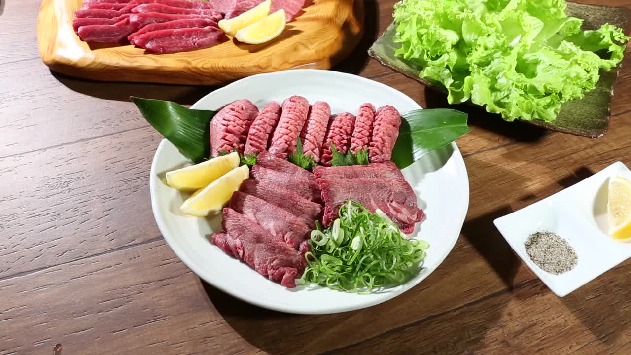 烧肉，家常菜，晚宴，大理石花纹的日本牛肉视频素材