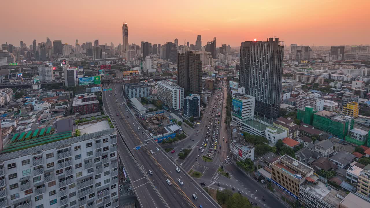 鸟瞰图延时或超延时:曼谷城市交通在道路上的交通运输。视频素材