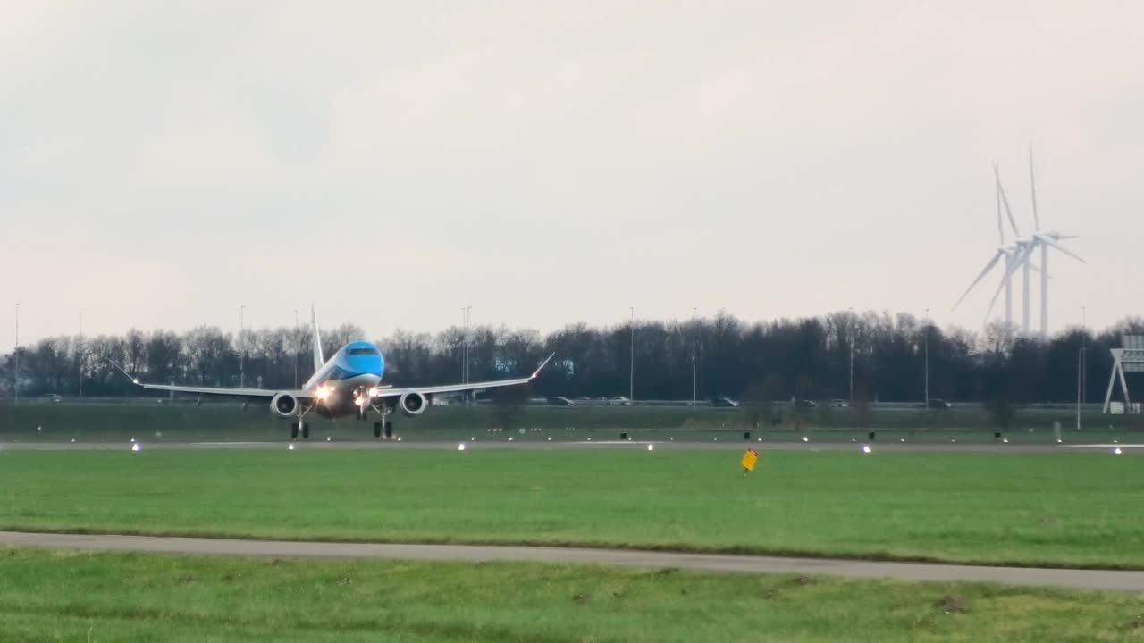 荷兰皇家航空公司的一架Embraer 175降落在阿姆斯特丹史基浦机场视频素材