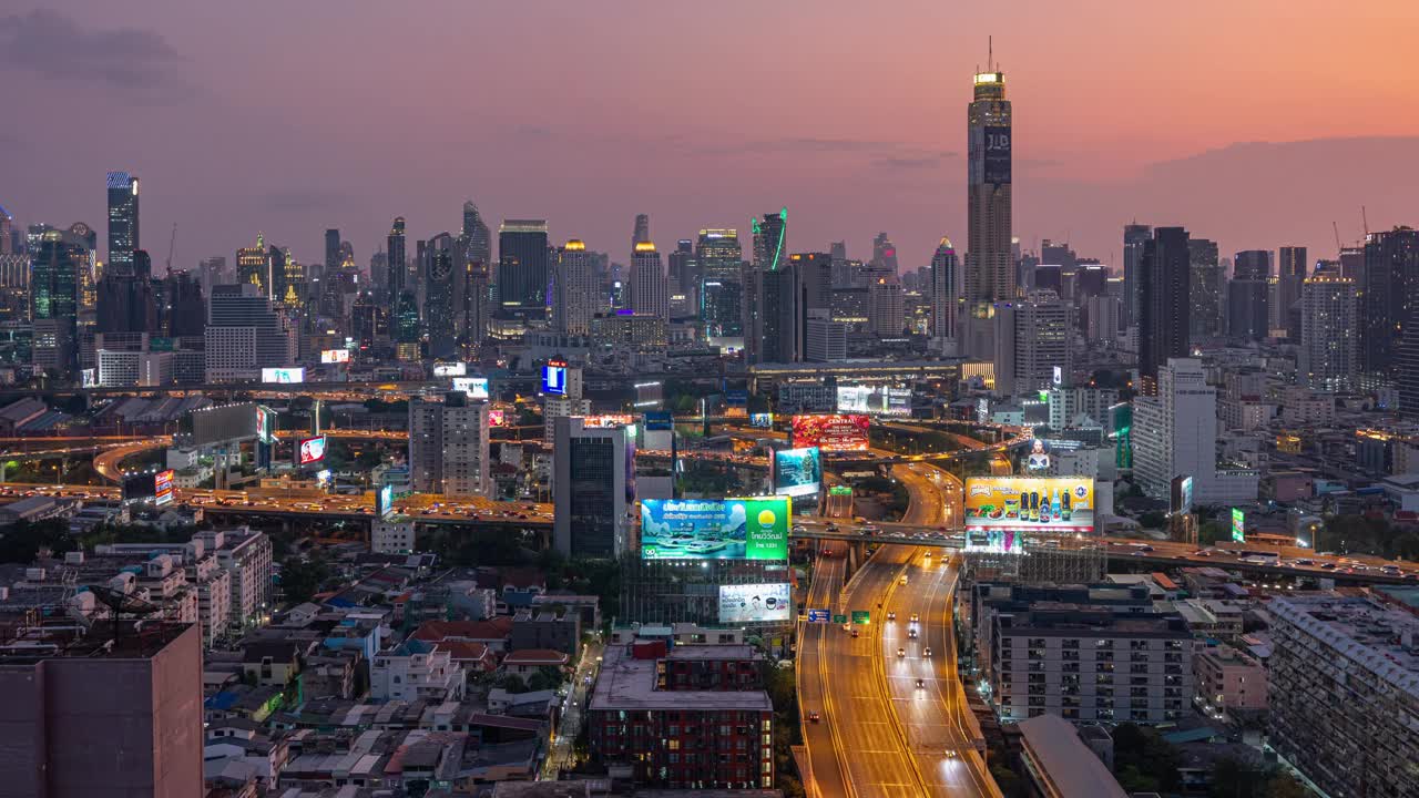 鸟瞰图延时或超延时:曼谷城市交通在道路上的交通运输。视频素材