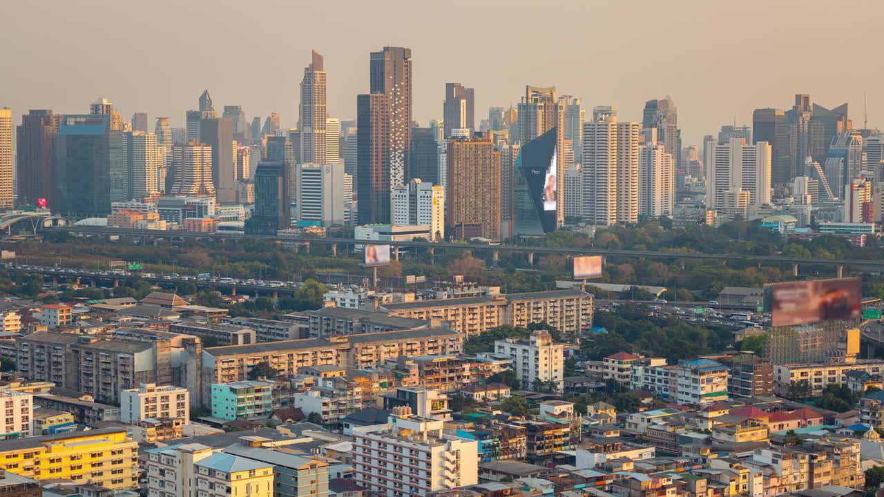 鸟瞰图延时或超延时:曼谷城市交通在道路上的交通运输。视频素材