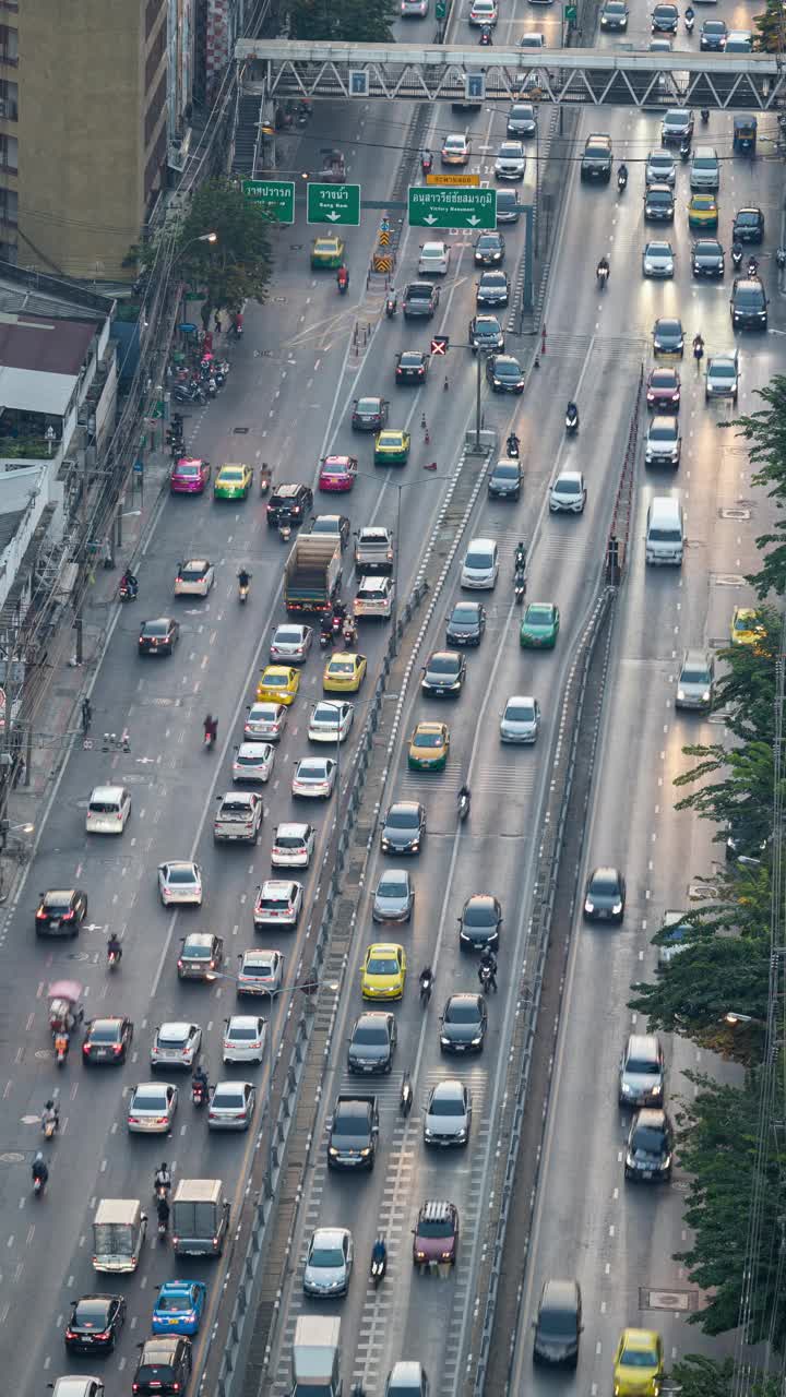 鸟瞰图延时或超延时:曼谷城市交通在道路上的交通运输。视频素材