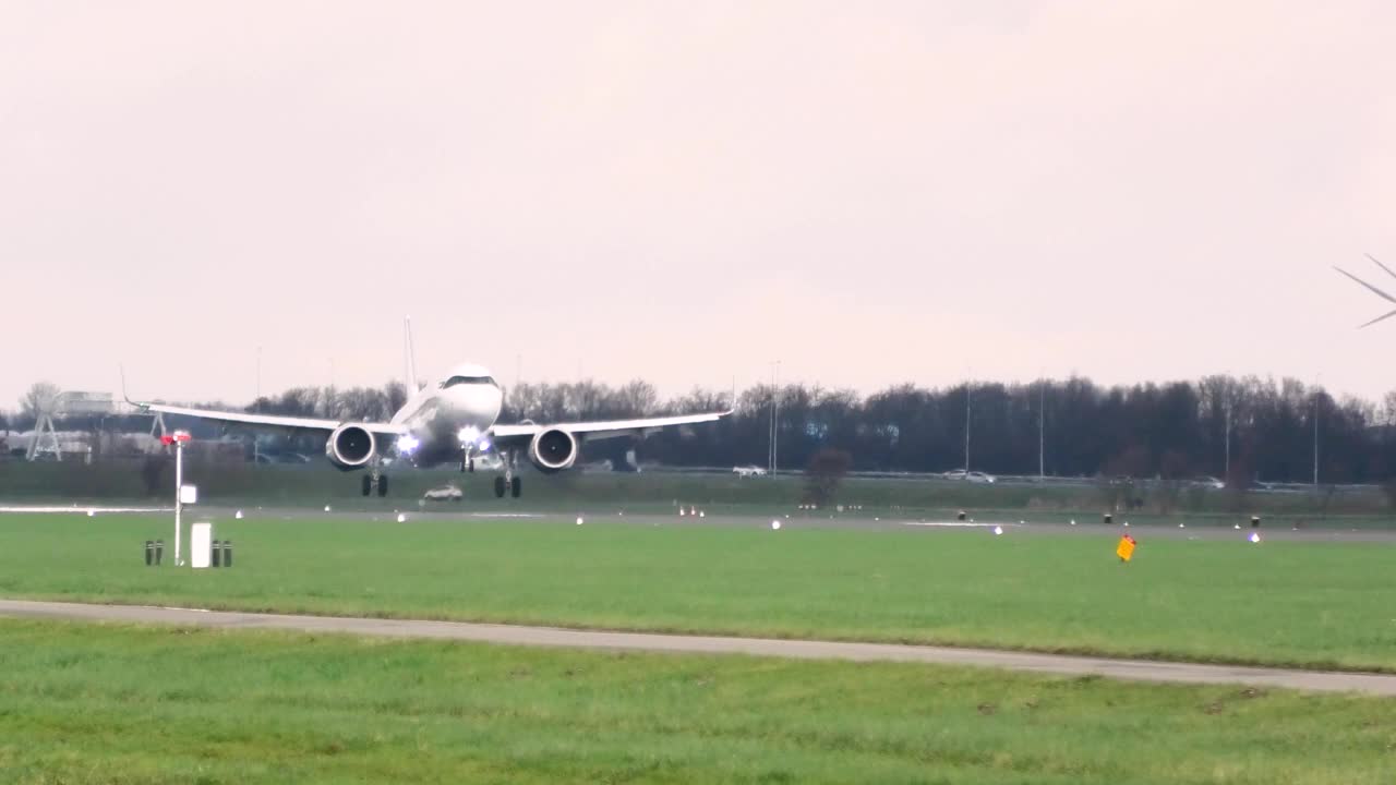 一架科威特航空公司的空客A321降落在阿姆斯特丹史基浦机场视频素材