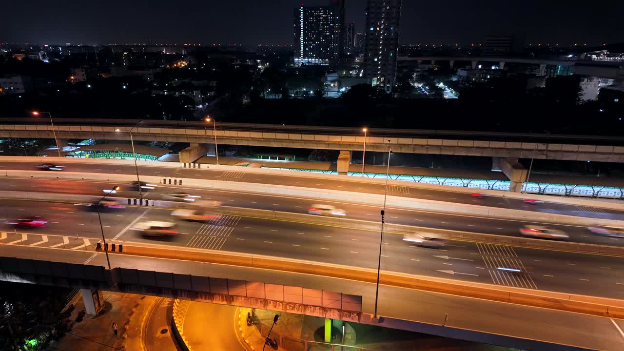 曼谷的交通状况。路上有摩托车和汽车。曼谷在高峰时间交通堵塞视频素材