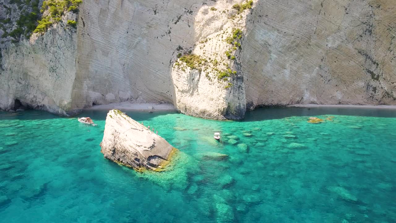 水晶般清澈的绿松石般的海水和巨大的岩层，靠近Keri洞穴的绿洲海滩，扎金索斯视频素材