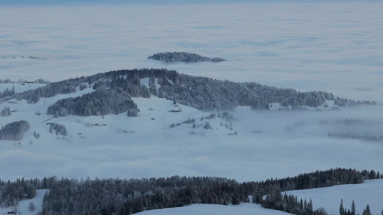 壮观的空中视角提供了一个令人叹为观止的日出，照亮了雪山的轮廓，由无人机捕捉。视频素材