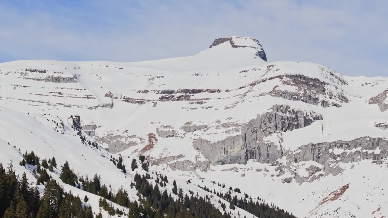 山峰之间的原始冬季景观。冬季的雪雨森林和阳光树。视频素材