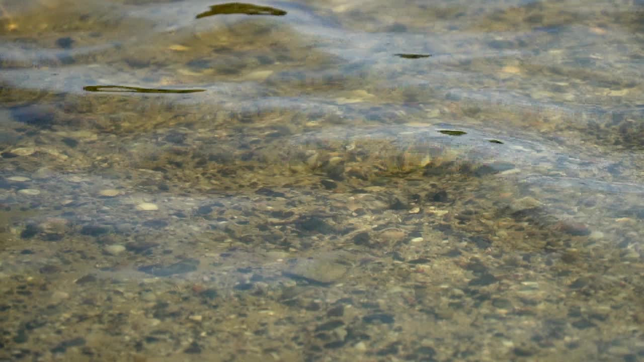 湖水清澈清澈，波涛汹涌。视频下载