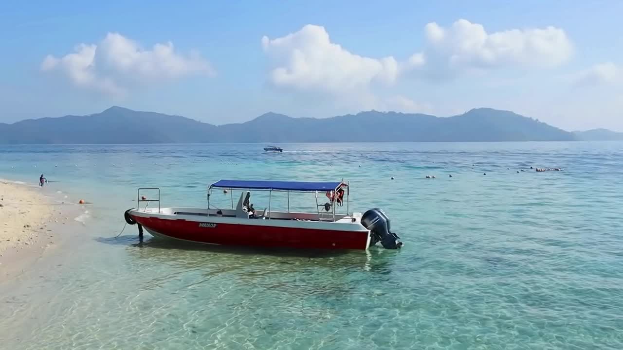 海滩上的长船，泰国海滩上蓝绿色的海水，兰达岛视频素材