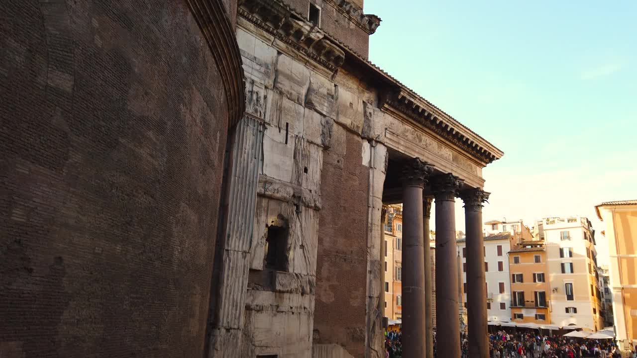 罗马万神殿的侧视图和挤满了人的广场视频下载