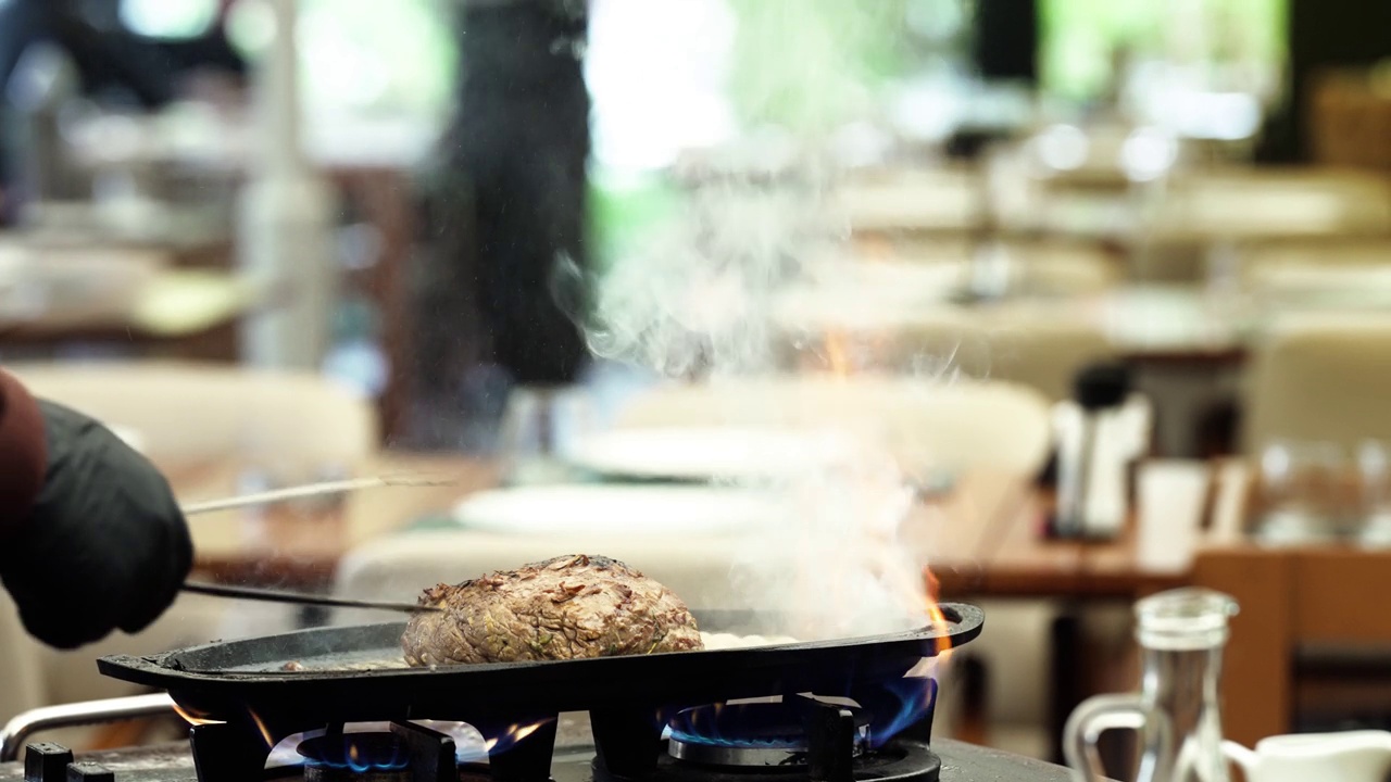 厨师在餐厅用热煎锅煮里脊肉视频素材