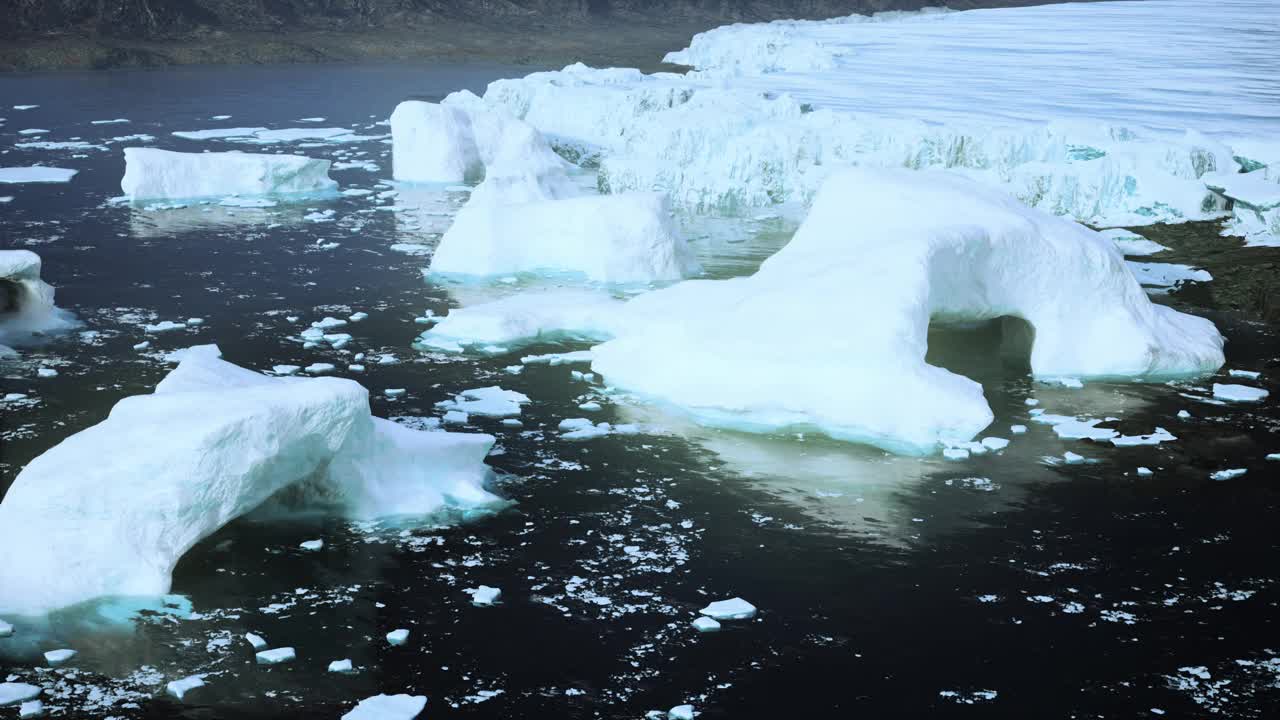 冰山平静地漂浮在水面上的迷人景色视频素材