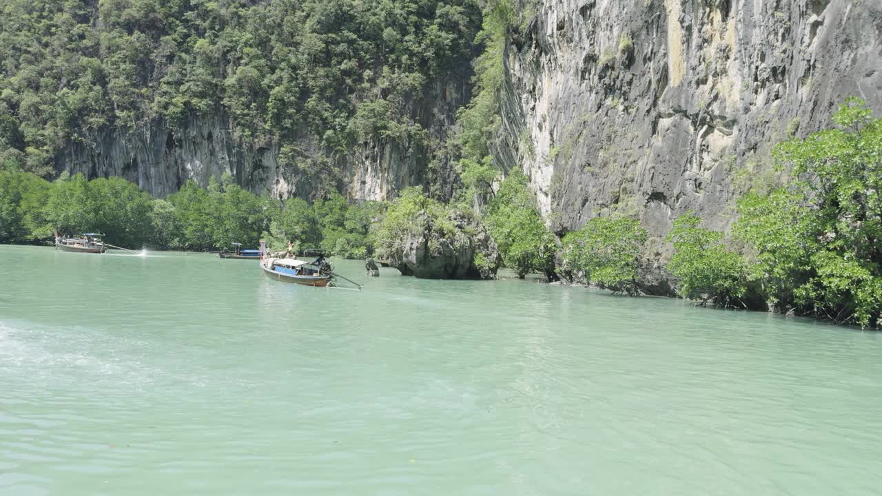 泰国南部自然风光优美，长尾船在海湾航行视频素材