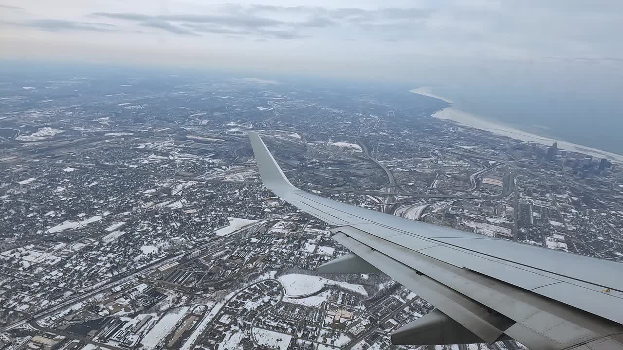 冬日透过飞机窗户鸟瞰白雪覆盖的风景视频素材