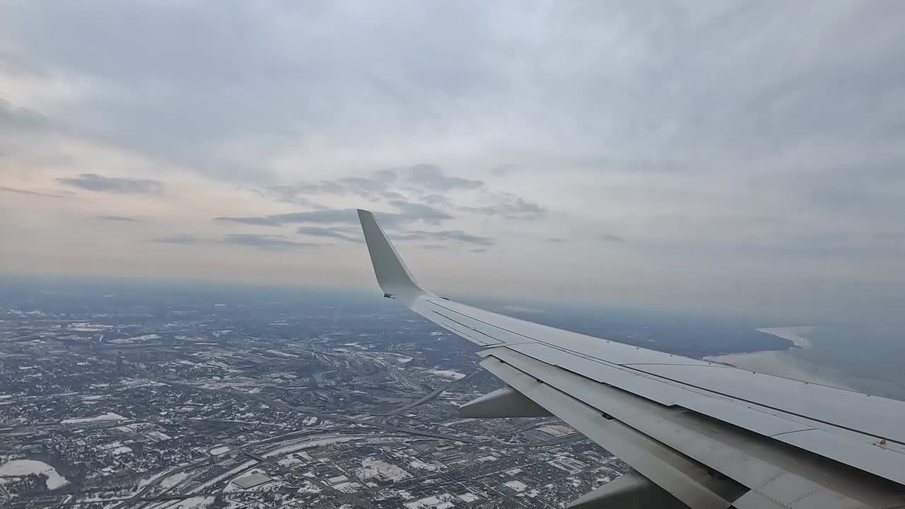 冬日透过飞机窗户鸟瞰白雪覆盖的风景视频素材