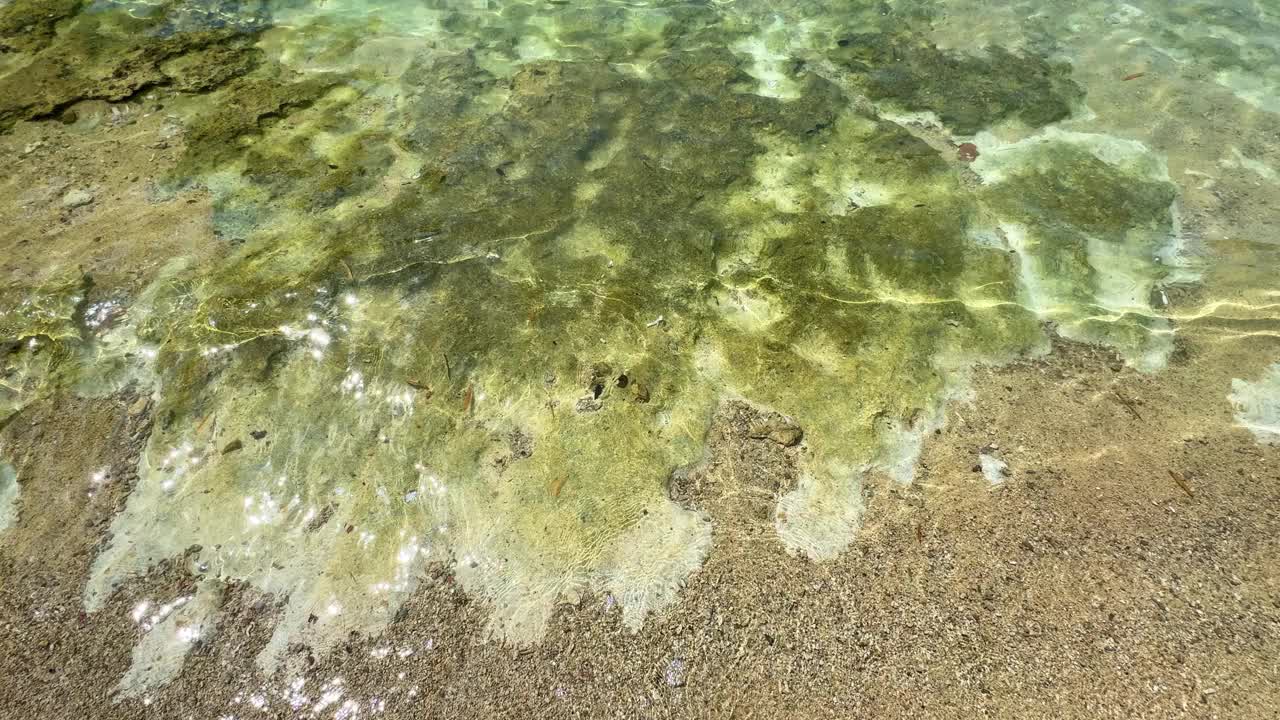 清澈的海浪在海岸线沙滩岩石海底热带目的地视频素材