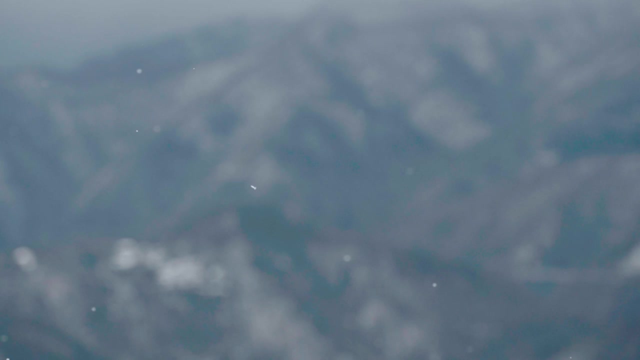 雪花落在山峦的背景下，温柔而安详视频素材