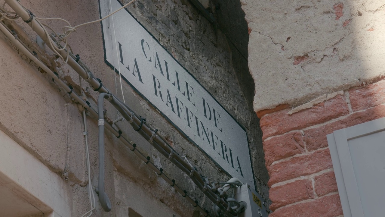 威尼斯的“Calle de la rafineria”街道标志视频素材