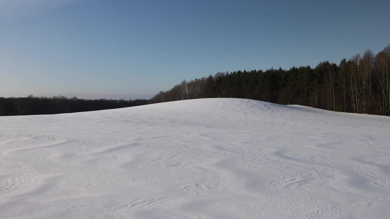 晴朗的天气下完一场美丽的新雪视频素材