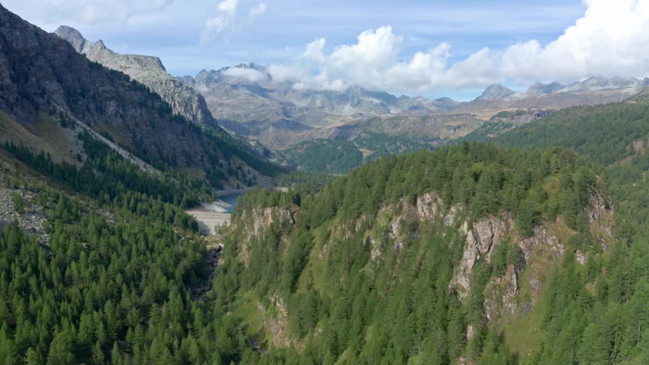 德韦罗湖位于德韦罗山脉，森林茂密，山脉崎岖，鸟瞰图视频素材