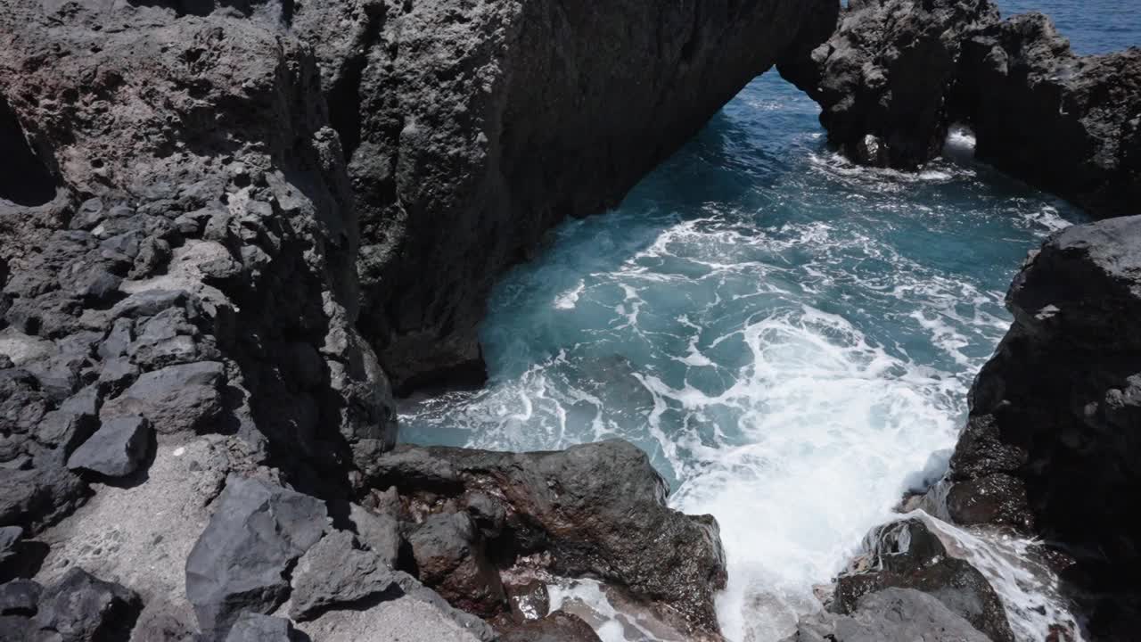 在特内里费岛的夏科德尔迪亚波罗的岩石海洋入口，波浪在参差不齐的悬崖之间碰撞视频素材