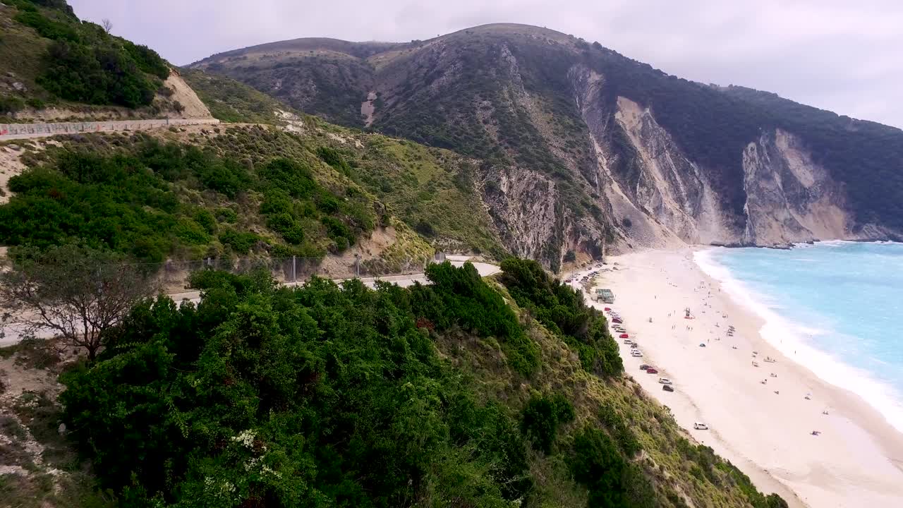 默托斯海滩的海岸景观在凯法利尼亚，希腊与绿松石水和山的背景，鸟瞰图视频素材