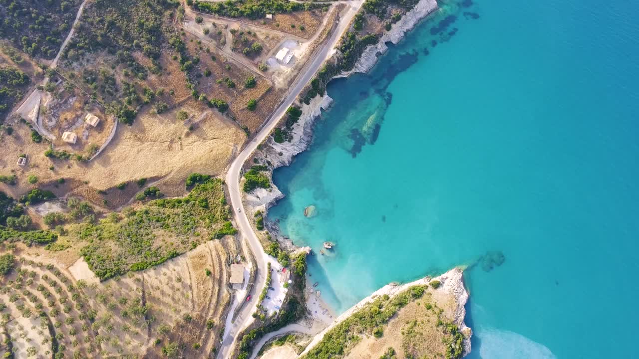 鸟瞰图:扎金索斯的西甲海滩，绿松石般的海水和蜿蜒的道路视频素材