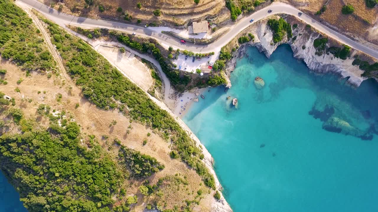 鸟瞰图，希腊扎金索斯的西亚海滩，绿松石般的海水和蜿蜒的道路视频素材