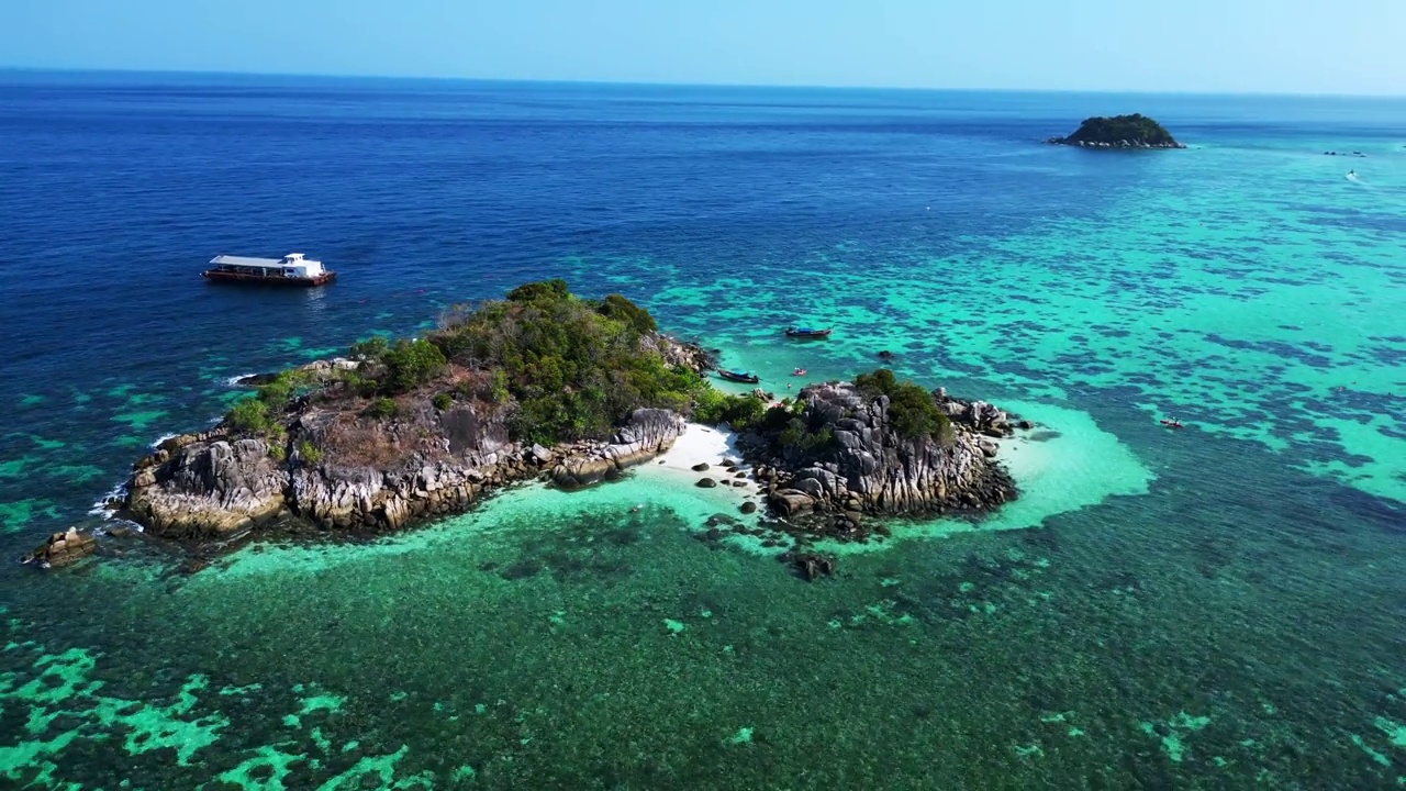 海滩岩崖岛碧蓝碧海。华丽的空中俯瞰飞行速度坡道超延时运动延时
4 k的片段视频素材